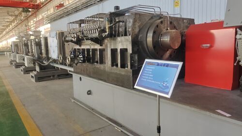 Четыре нефтехимических экструзионных гранулятора для удаления летучих веществ ZHP330 собраны в парке нефтехимического оборудования Ланьчжоу.
