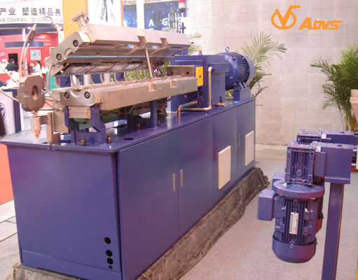 Лабораторный экструдер с двойным винтом диаметром 27 мм и производительностью 50 кг / ч для высокой производительности и настраиваемых вариантов